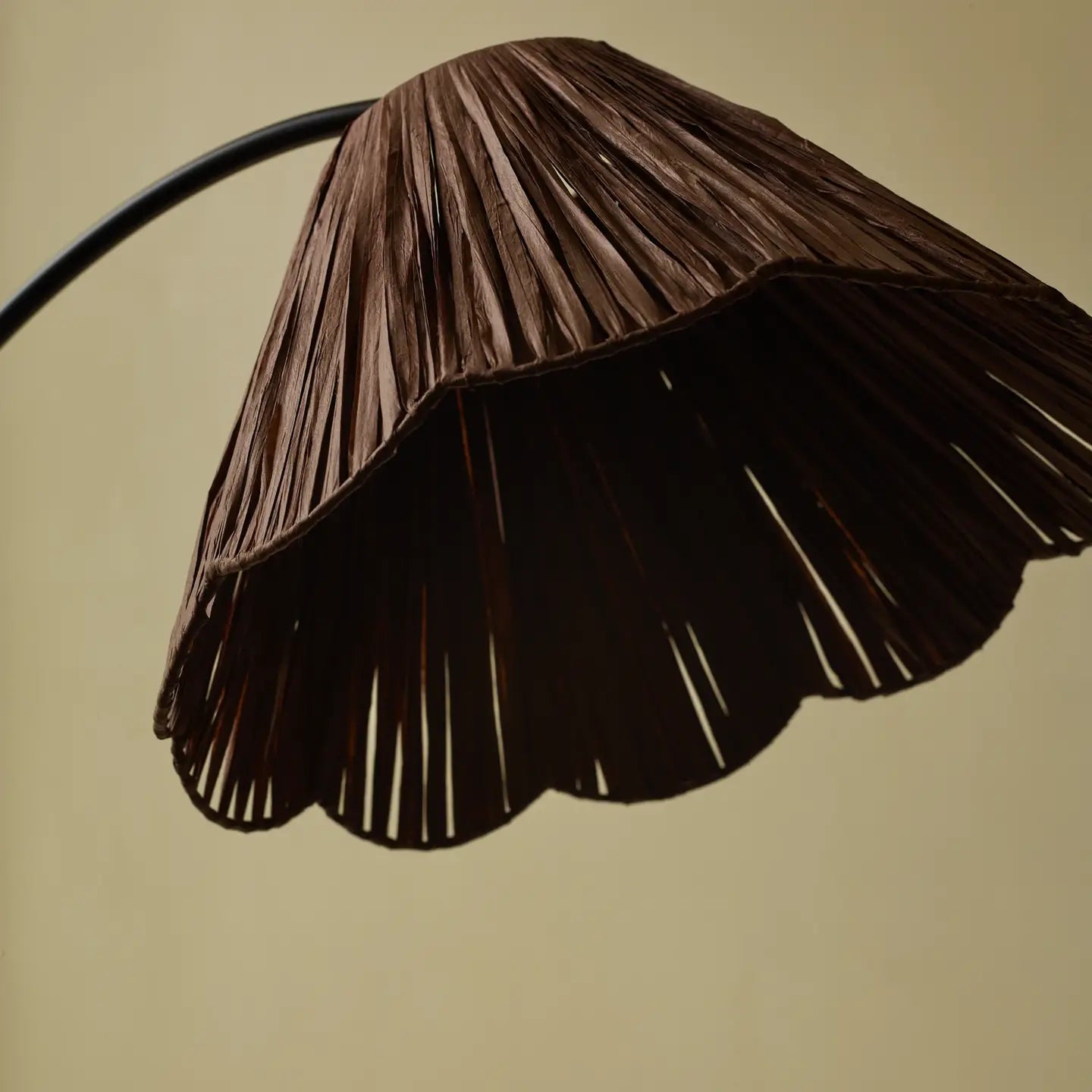 La lampe de sol en raphia festonné