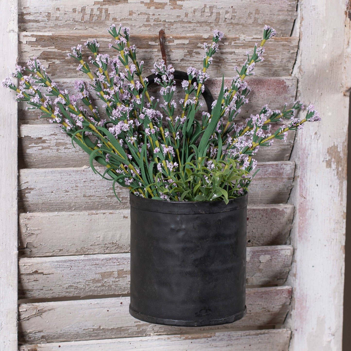 Pot mural en fer rustique