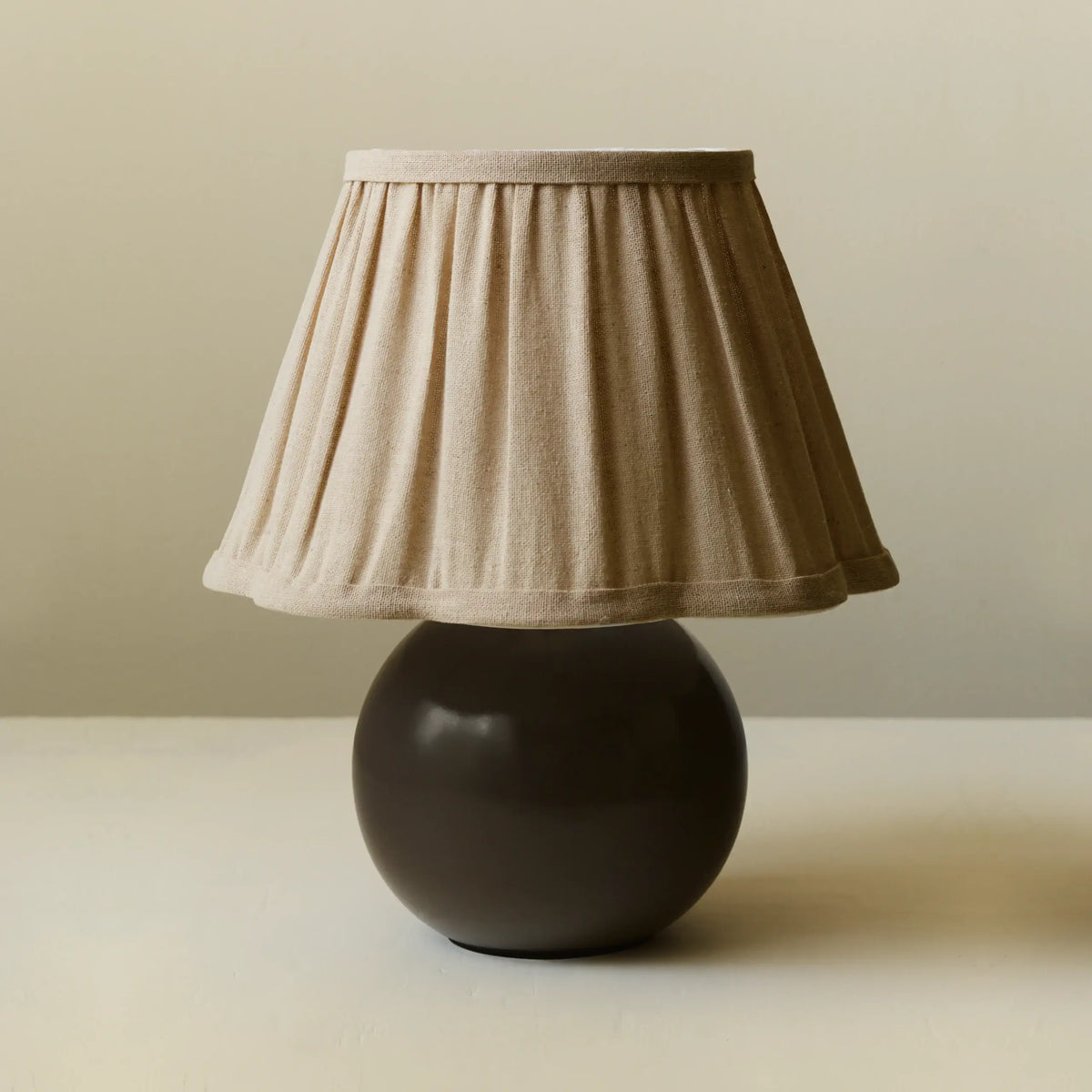 Lampe de table en lin plissé