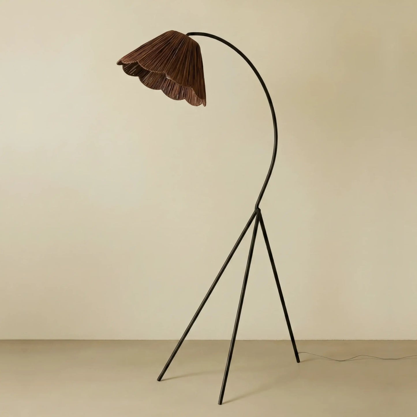 La lampe de sol en raphia festonné
