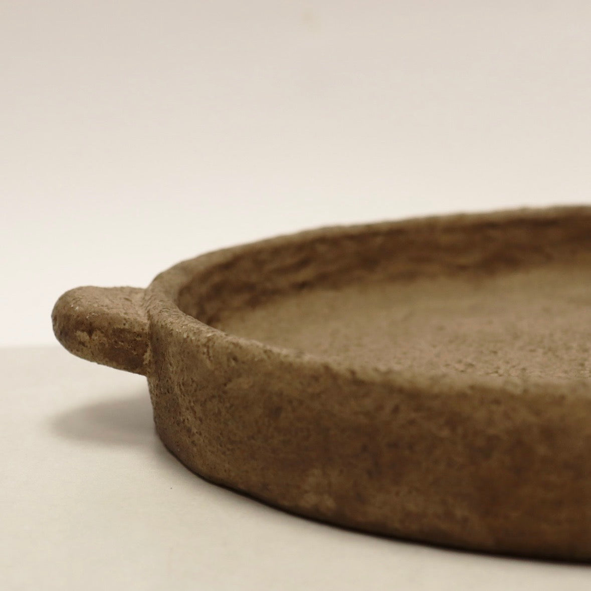 PLATEAU ROND EN CIMENT, BRUN