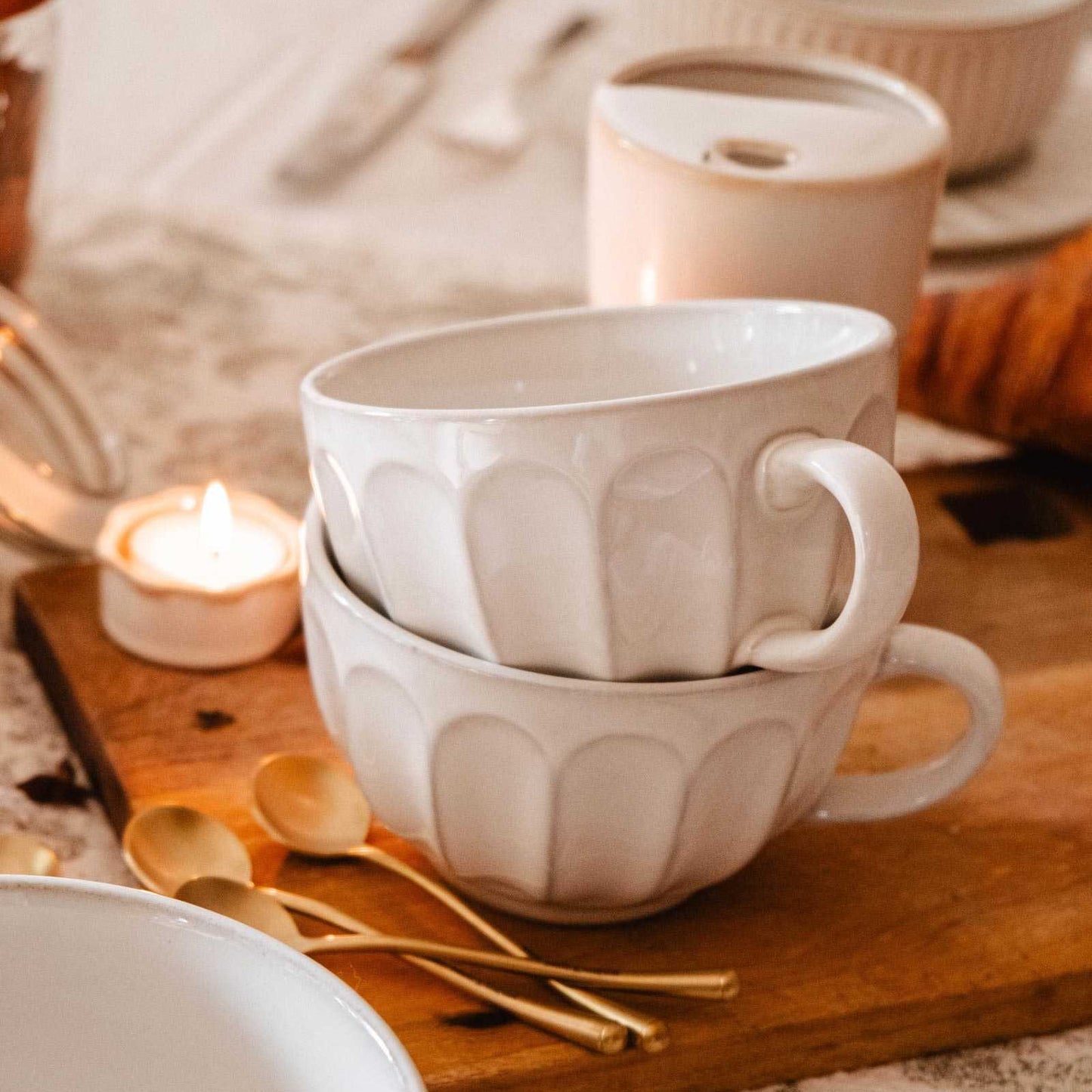 La grande tasse en céramique cannelée