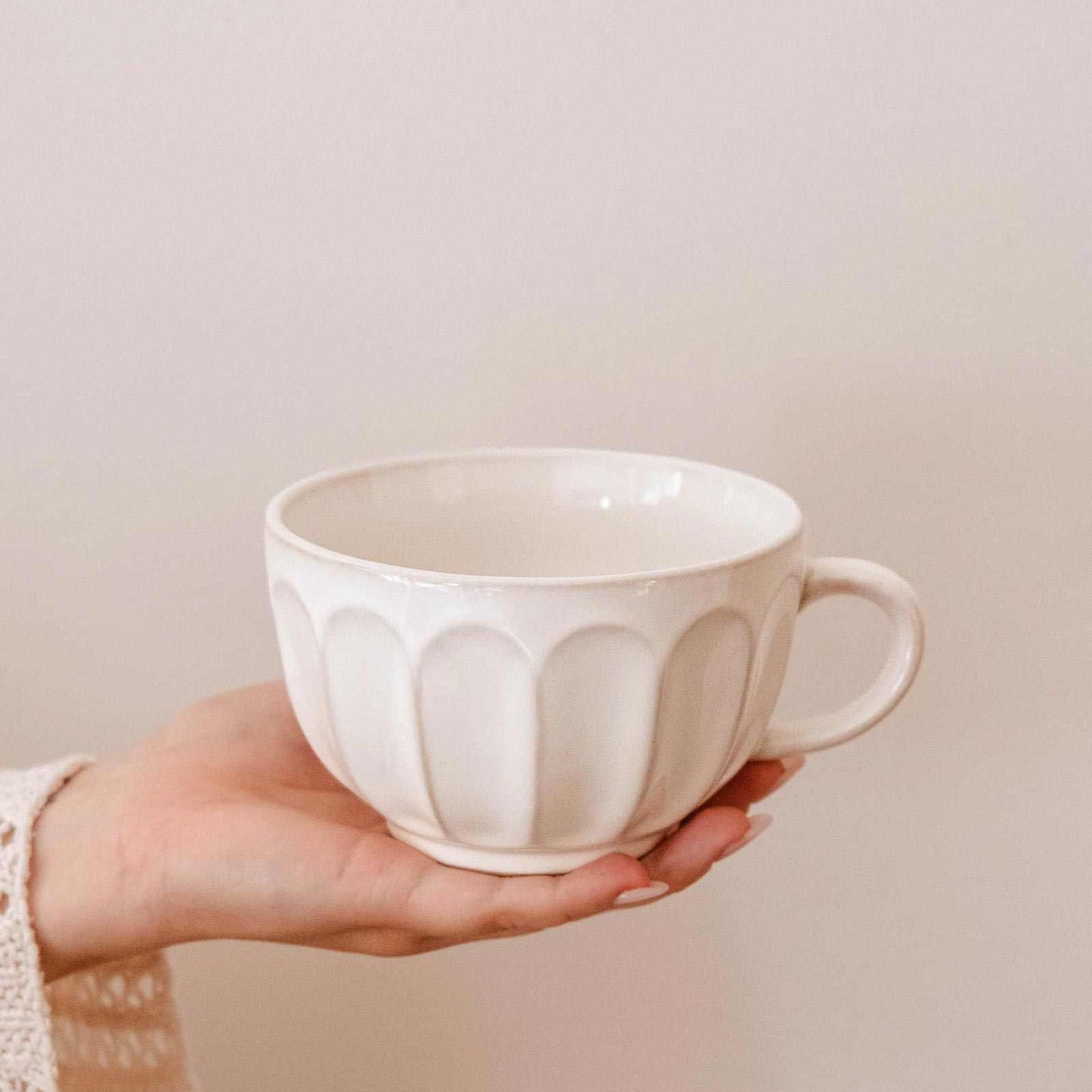 La grande tasse en céramique cannelée