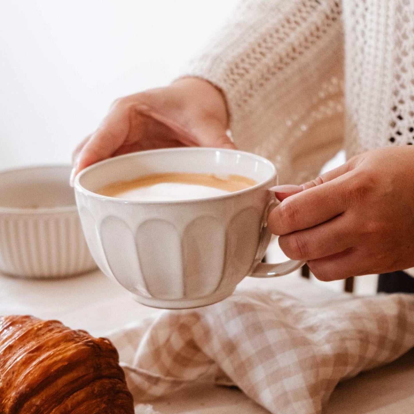 La grande tasse en céramique cannelée