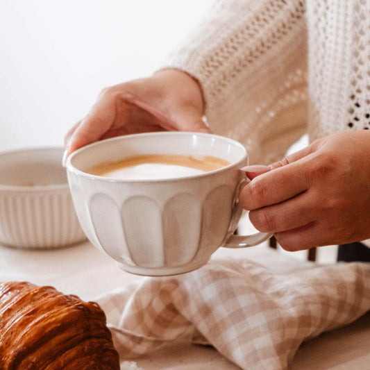 La grande tasse en céramique cannelée
